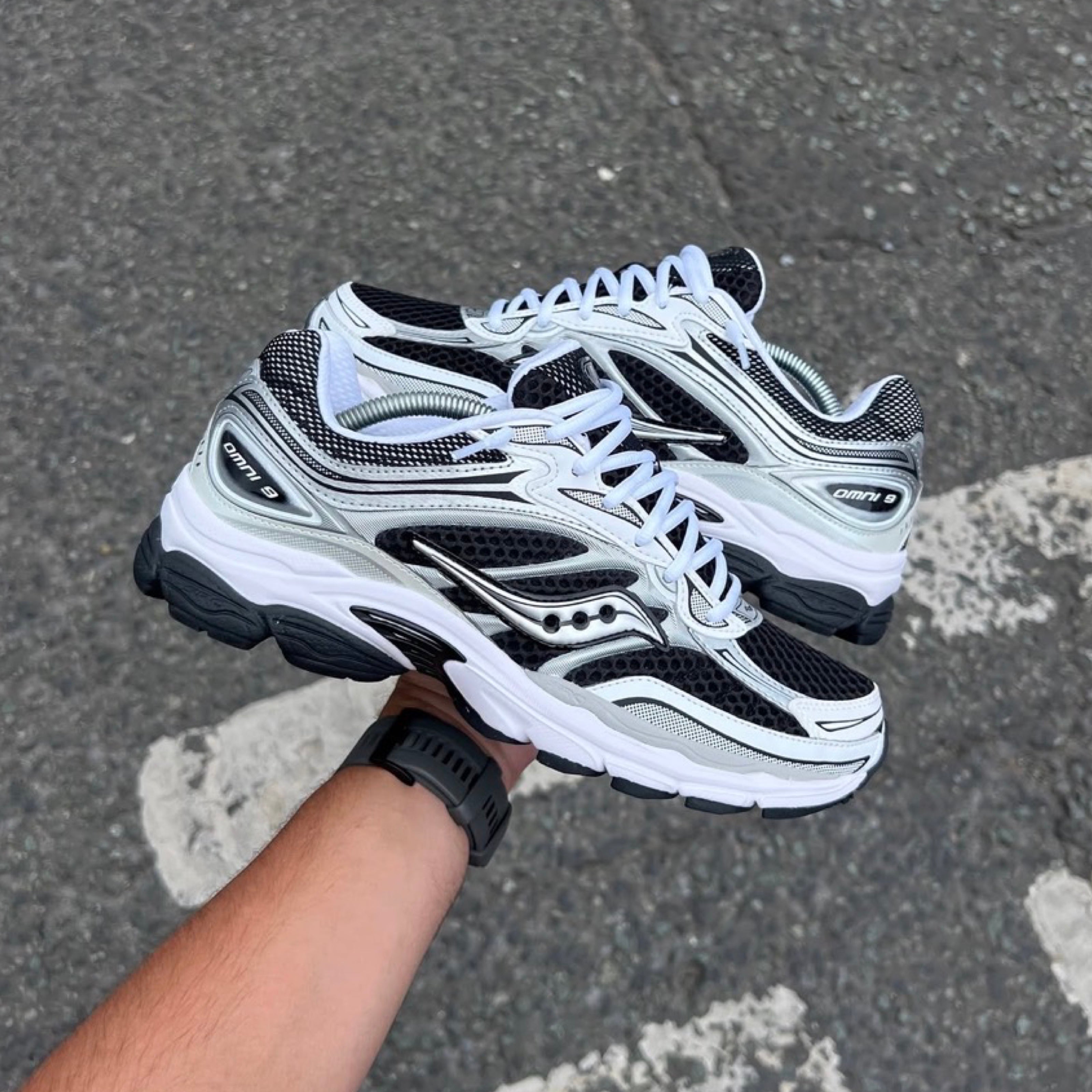 Saucony ProGrid Omni 9 OG - Black / White