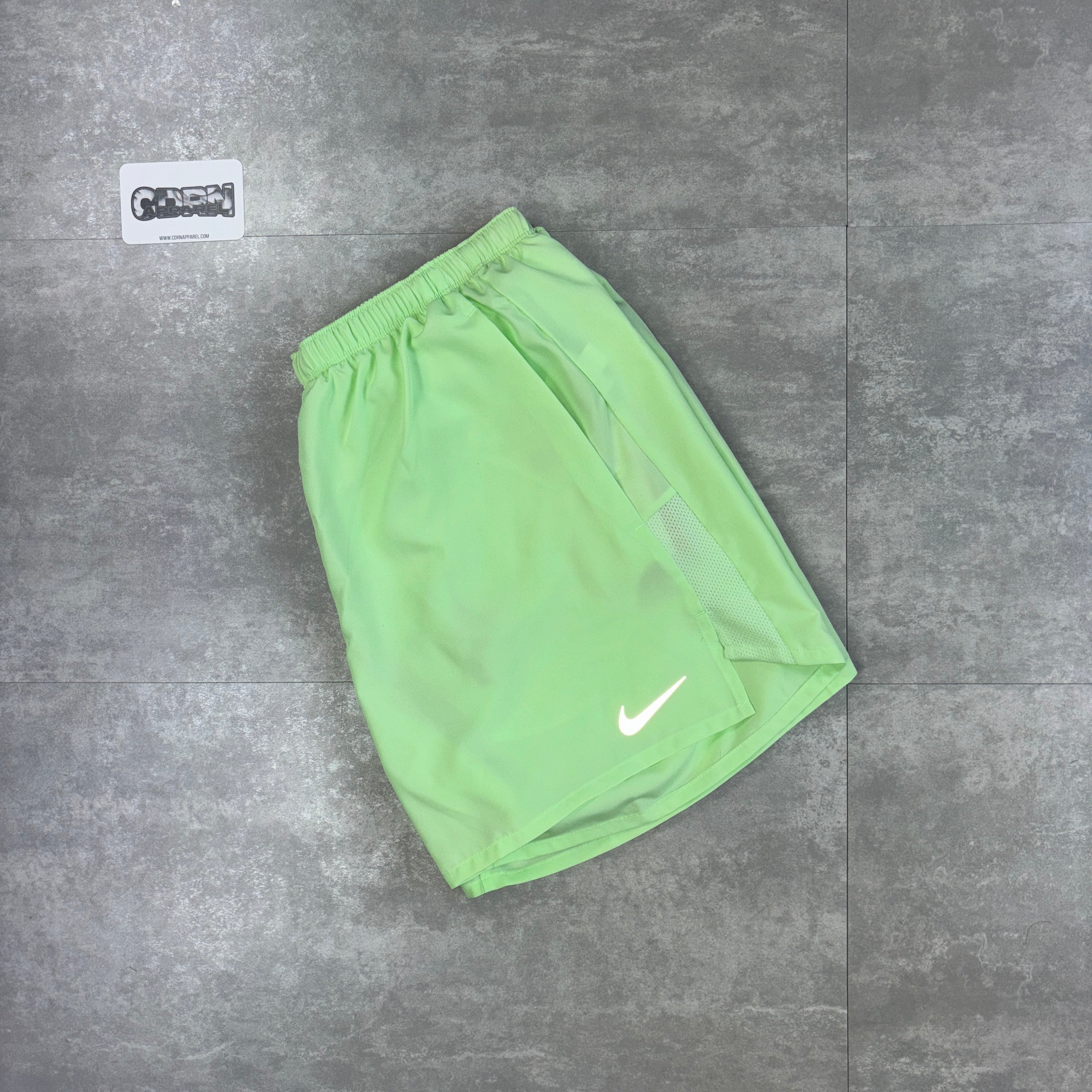 Nike Challenger Shorts - Vapour Green