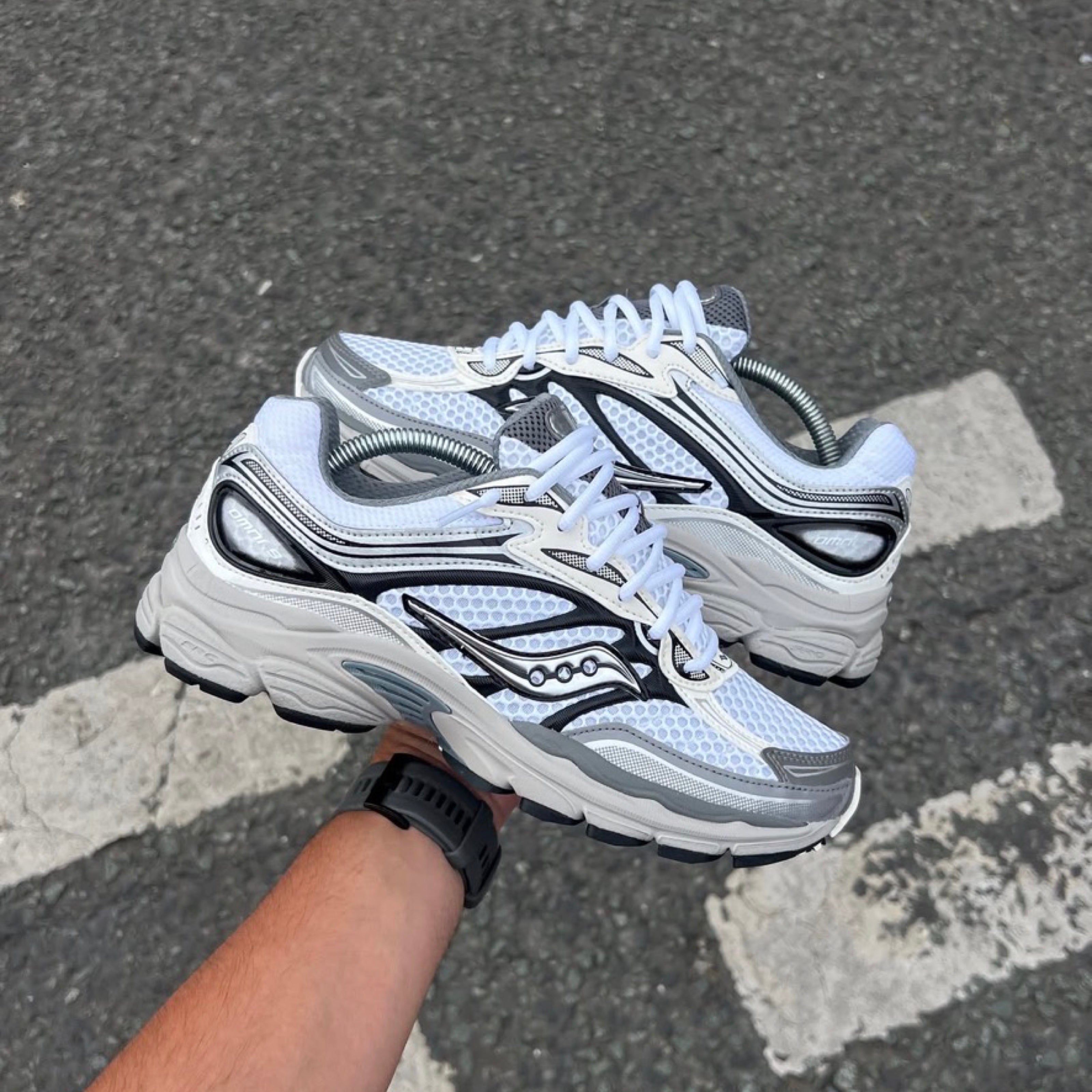 Saucony ProGrid Omni 9 OG - White / Cream