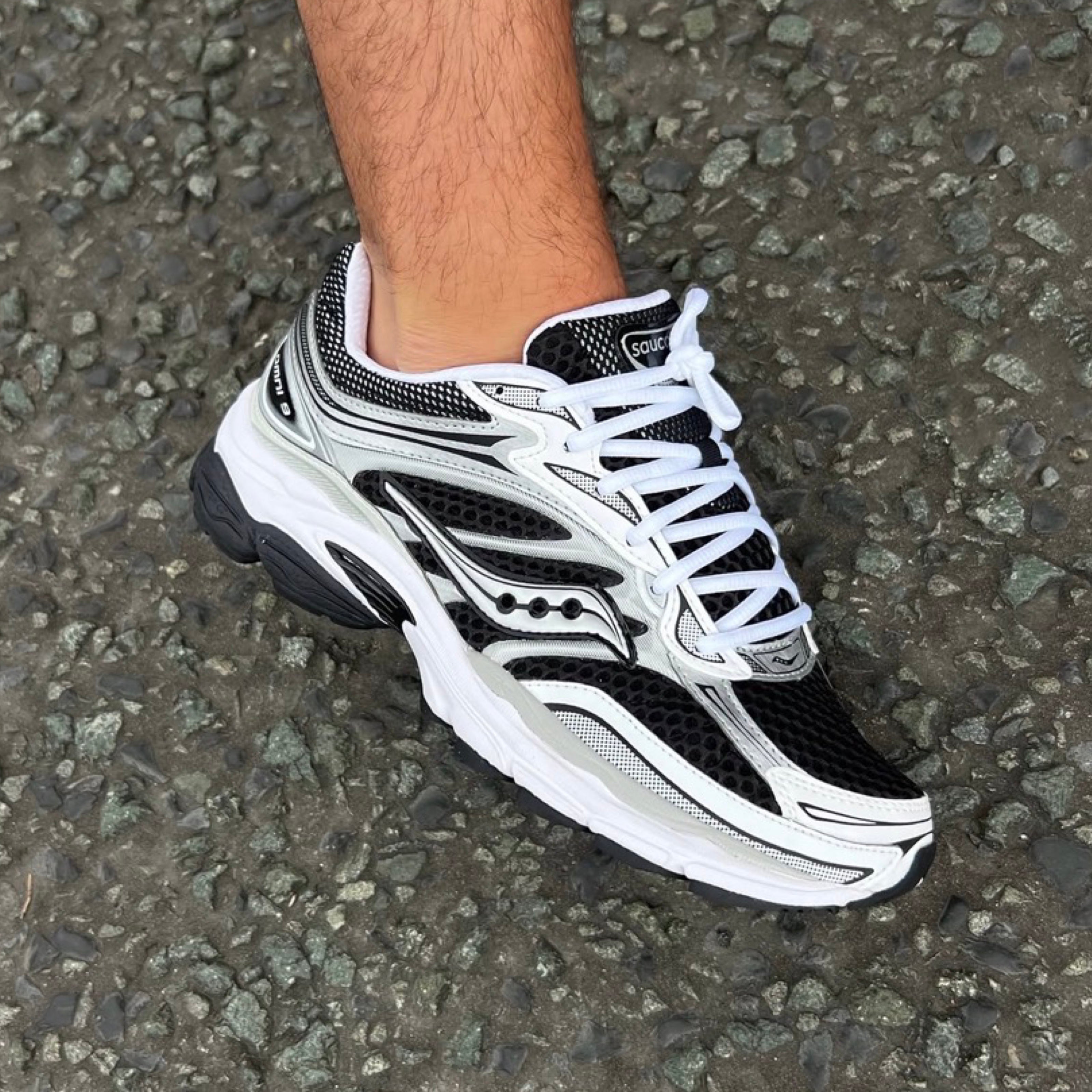 Saucony ProGrid Omni 9 OG - Black / White