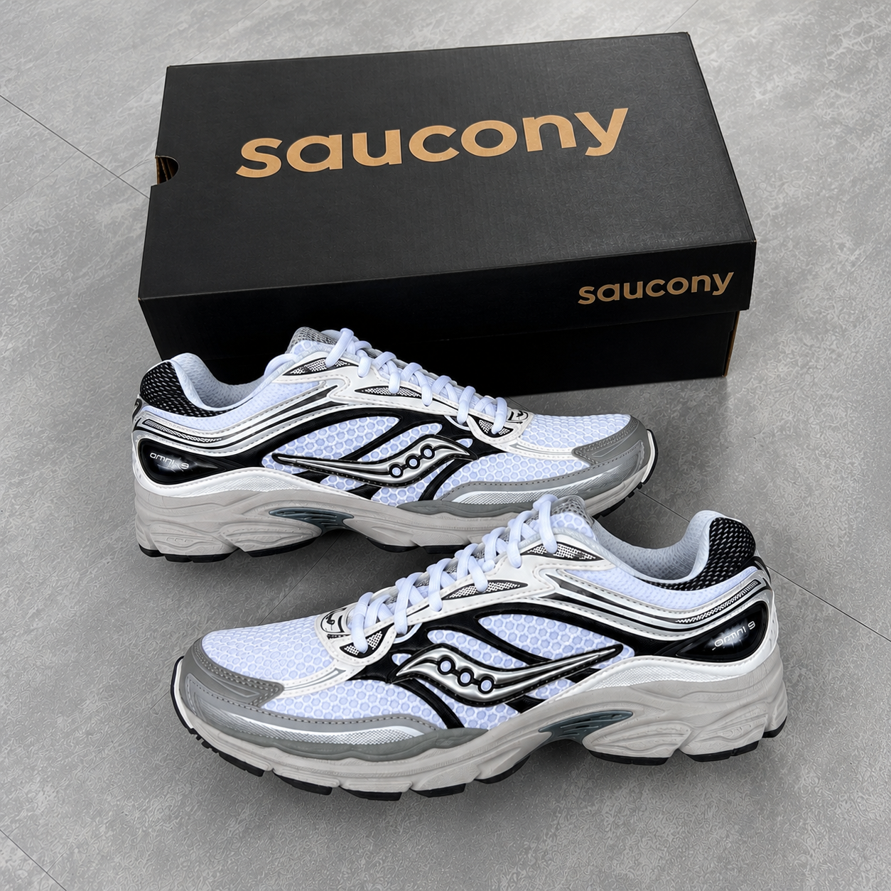 Saucony ProGrid Omni 9 OG - White / Cream