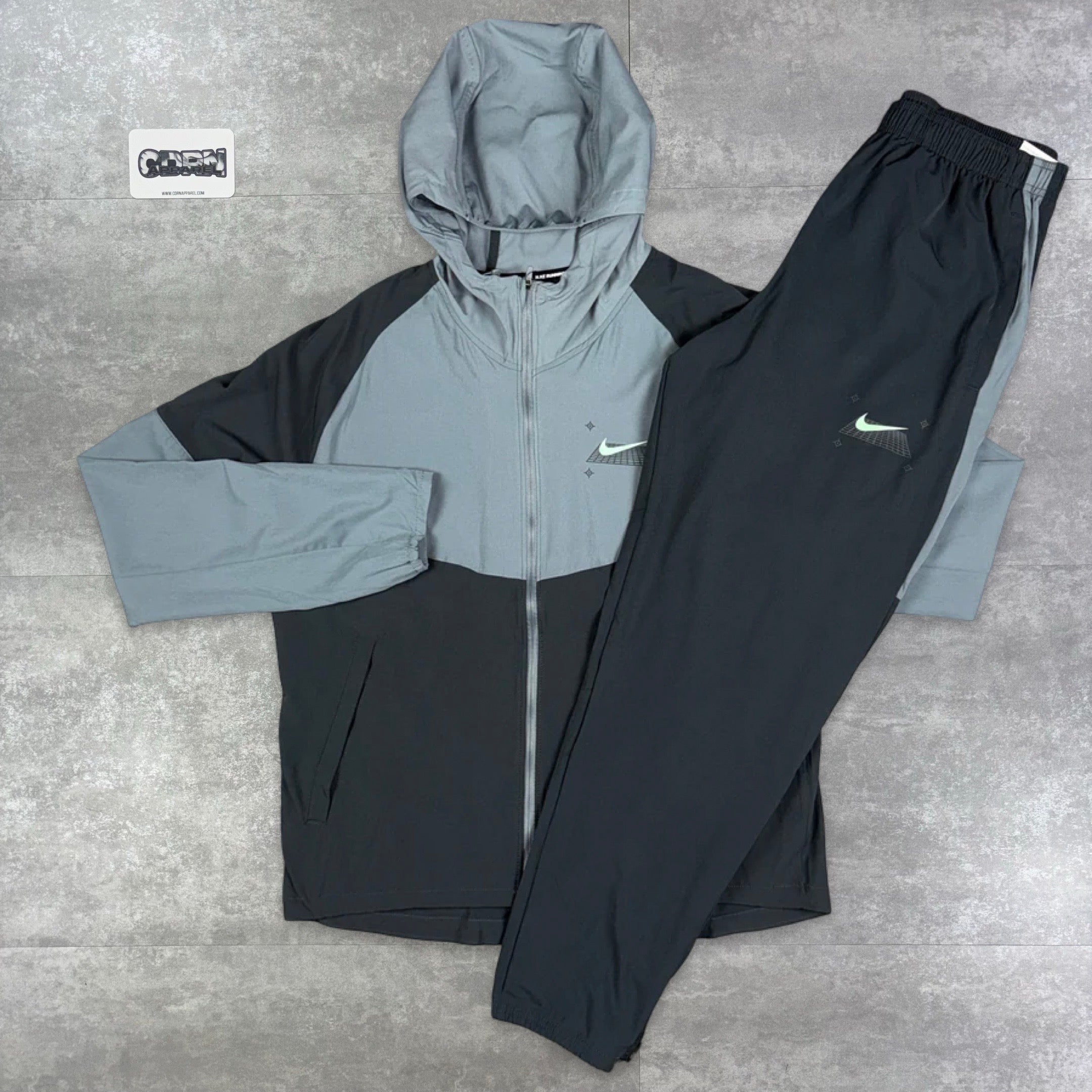 Nike Graphic Performance Windrunner Jacket Grey & Grey Nike Pants Set