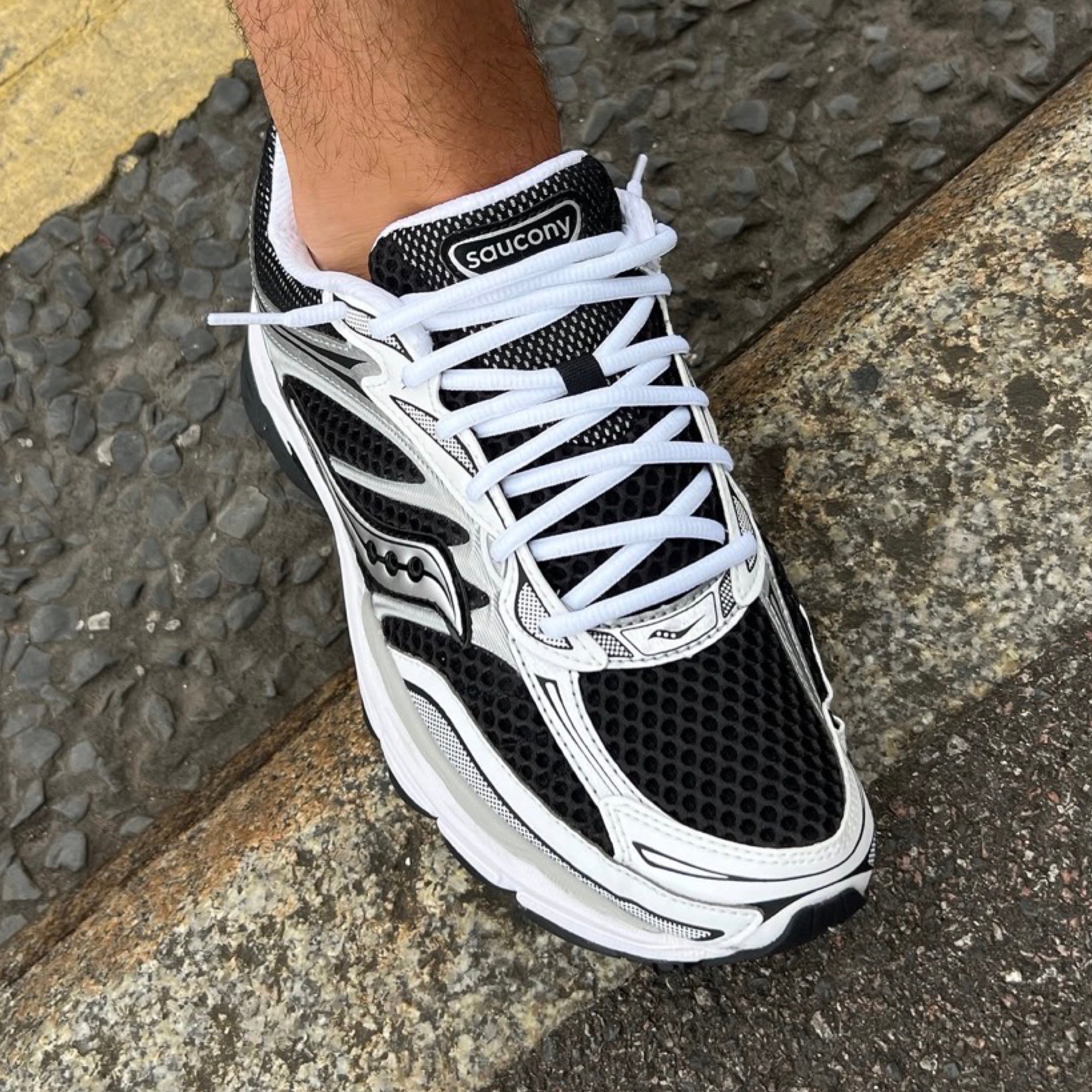 Saucony ProGrid Omni 9 OG - Black / White